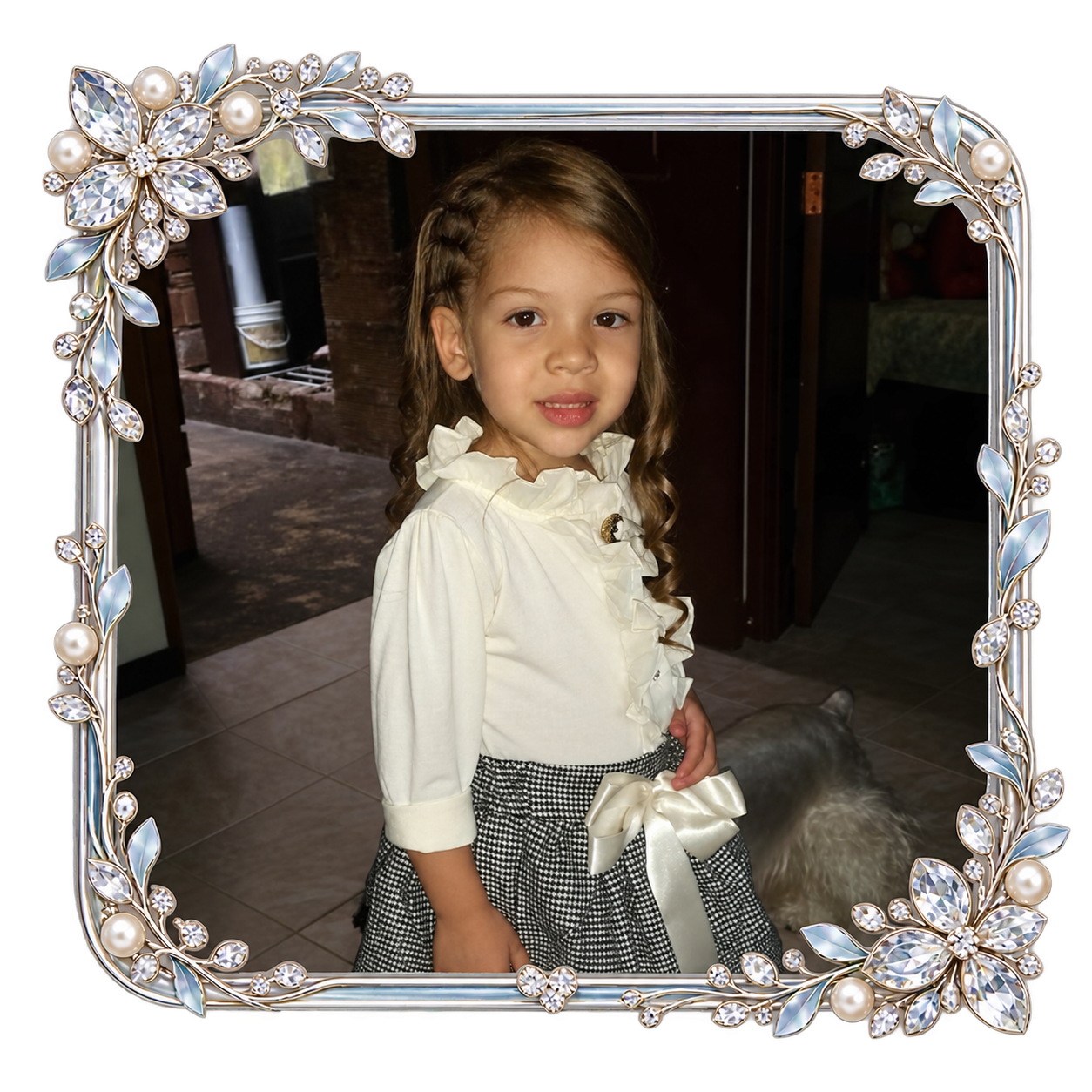 Sarai de niña, un recuerdo enmarcado con flores celestes